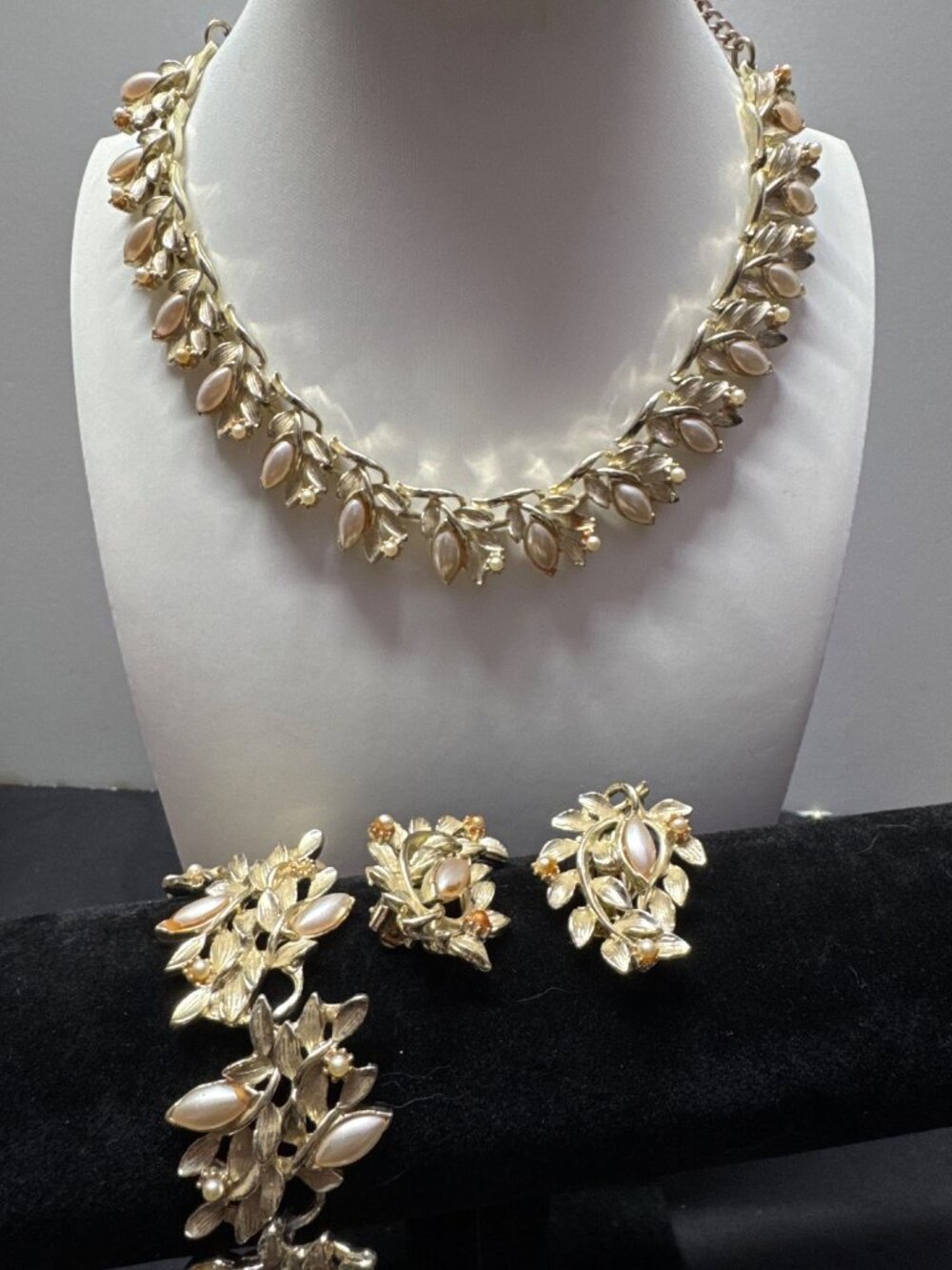 Vintage Gold-Tone Pearl Leaf Necklace Bracelet & Clip-On Earrings Jewelry Set